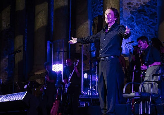 Raphael en una de sus actuaciones en el Teatro Romano de Mérida.