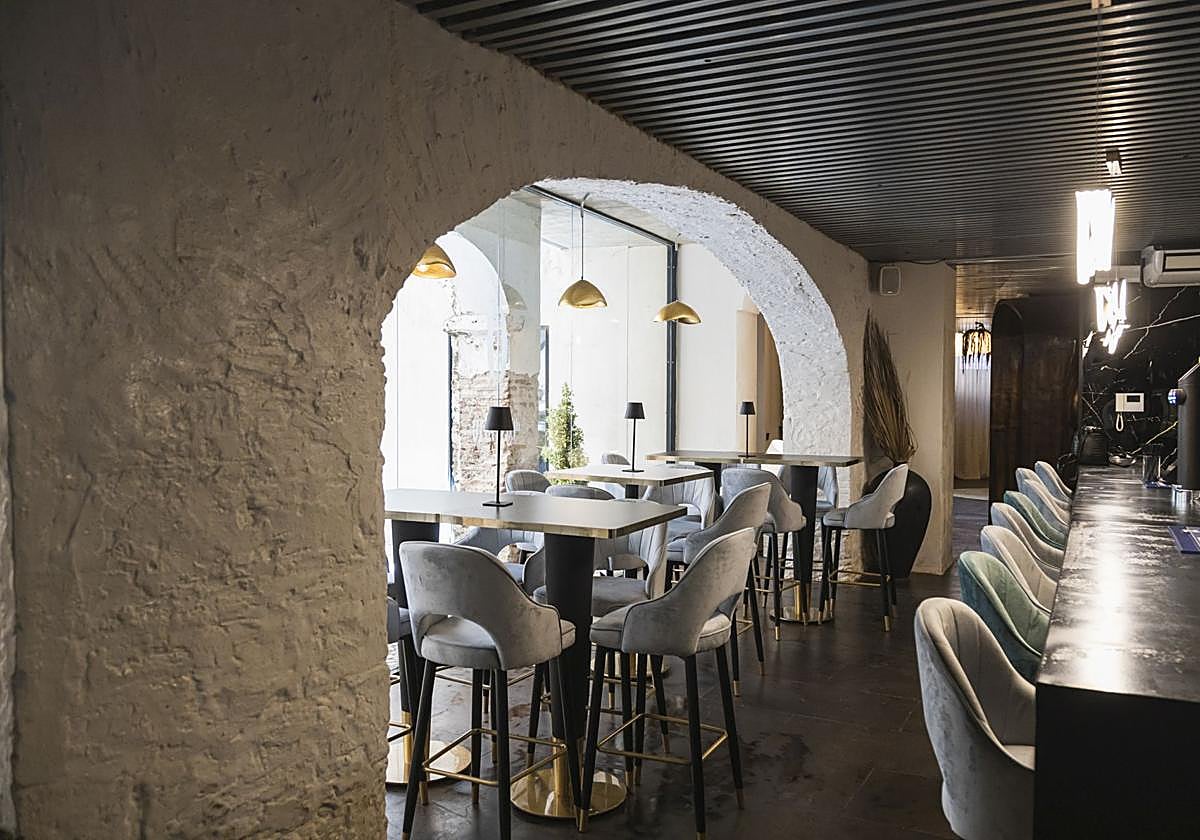 En la planta inferior hay mesas altas y varios reservados con mesas elegantes en la primera planta.