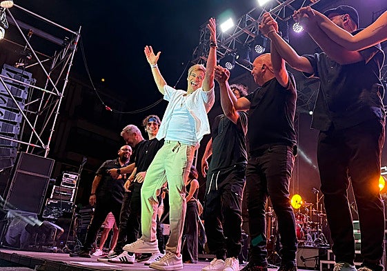 Carlos Baute saluda al público placentino tras su noche triunfal en la Plaza Mayor.