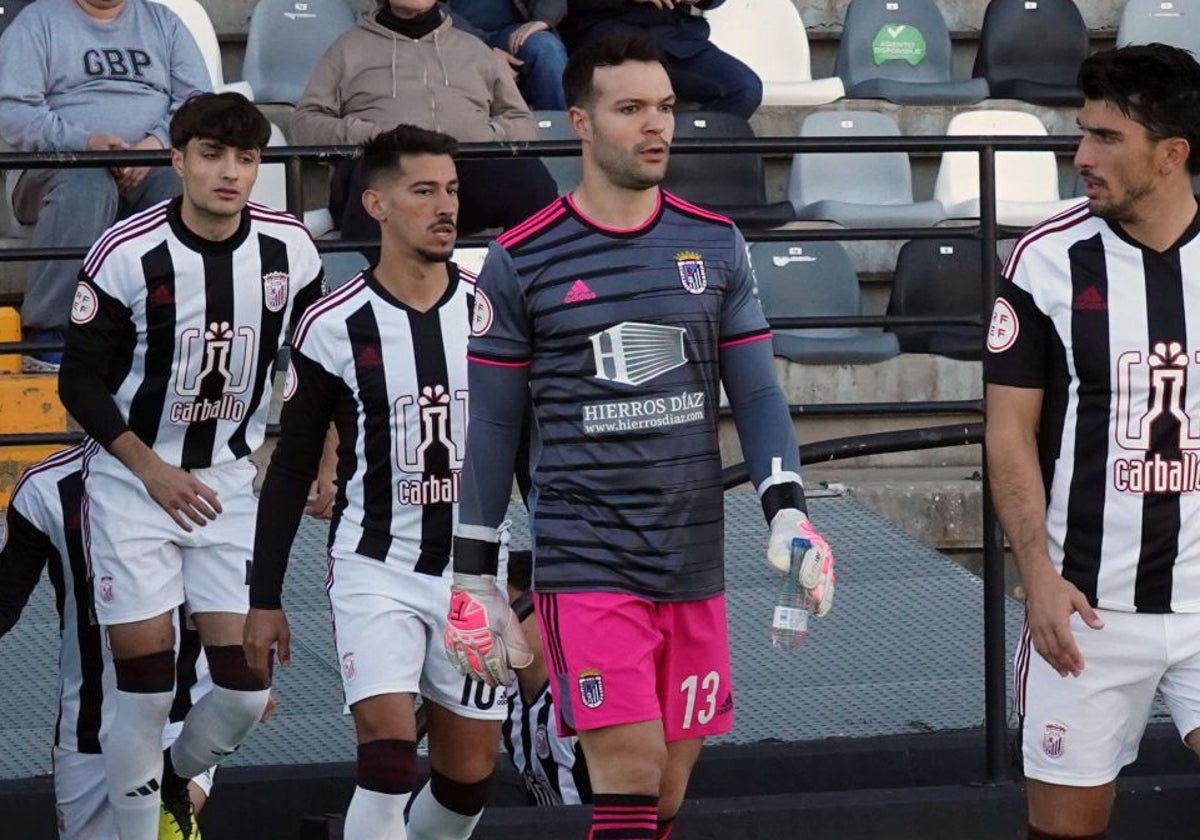 Sergio Tienza salta al Nuevo Vivero en el partido ante el Jerez.
