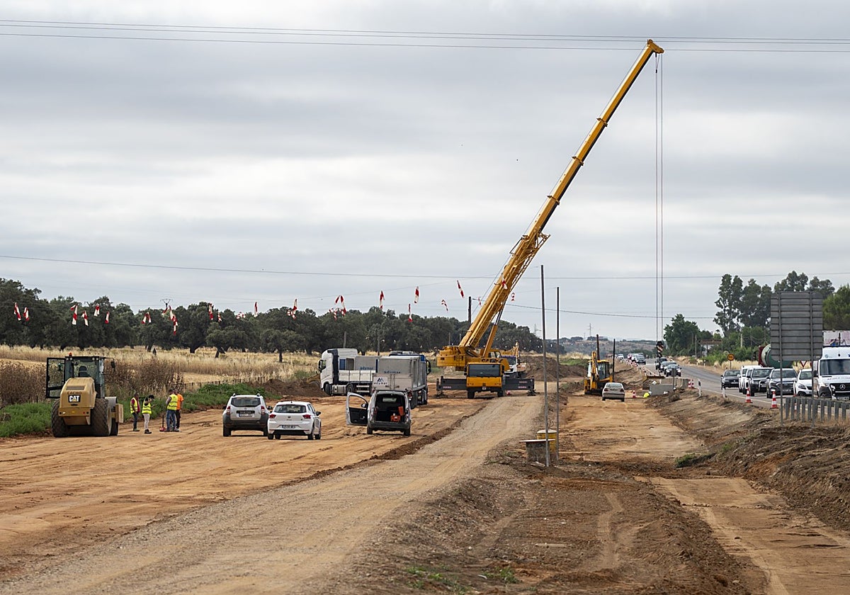 Las máquinas, frente al desguace Bru en la carretera de Sevilla.