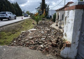 Una casa, sin los muros exteriores cuando se los derrumbaron en abril.