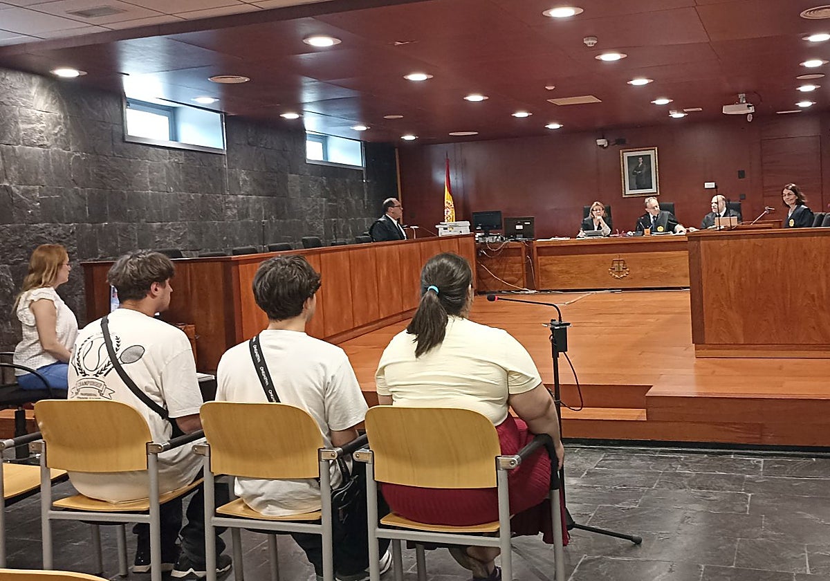 Los dos acusados junto a su traductora en la Audiencia Provincial de Cáceres esta mañana.