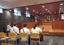 Los dos acusados junto a su traductora en la Audiencia Provincial de Cáceres esta mañana.