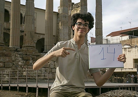 Pablo Merino Barrera, que ha obtenido el único 14 de la PAU extremeña, con el templo de Diana al fondo.