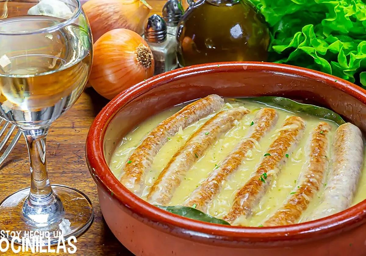 Plato de salchichas en salsa de vino y cebolla