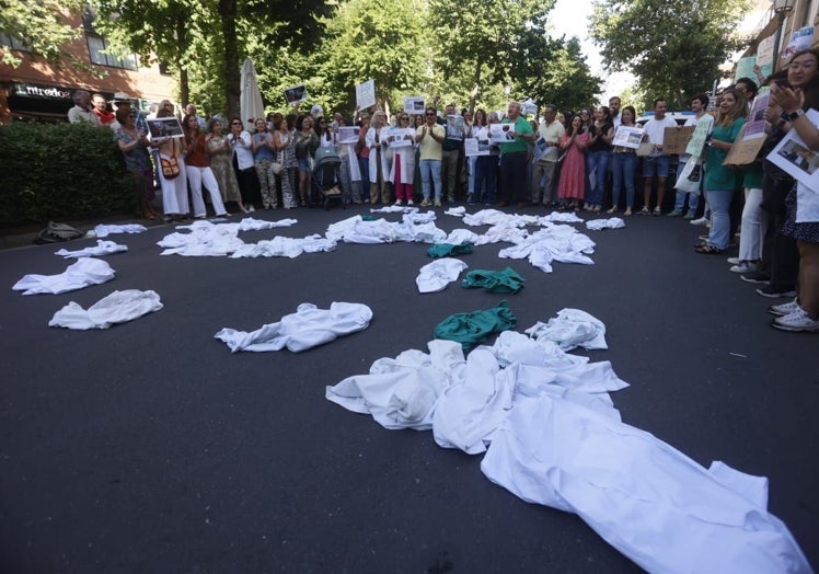 Batas en el suelo junto a los médicos manifestantes para mostrar su hartazgo.