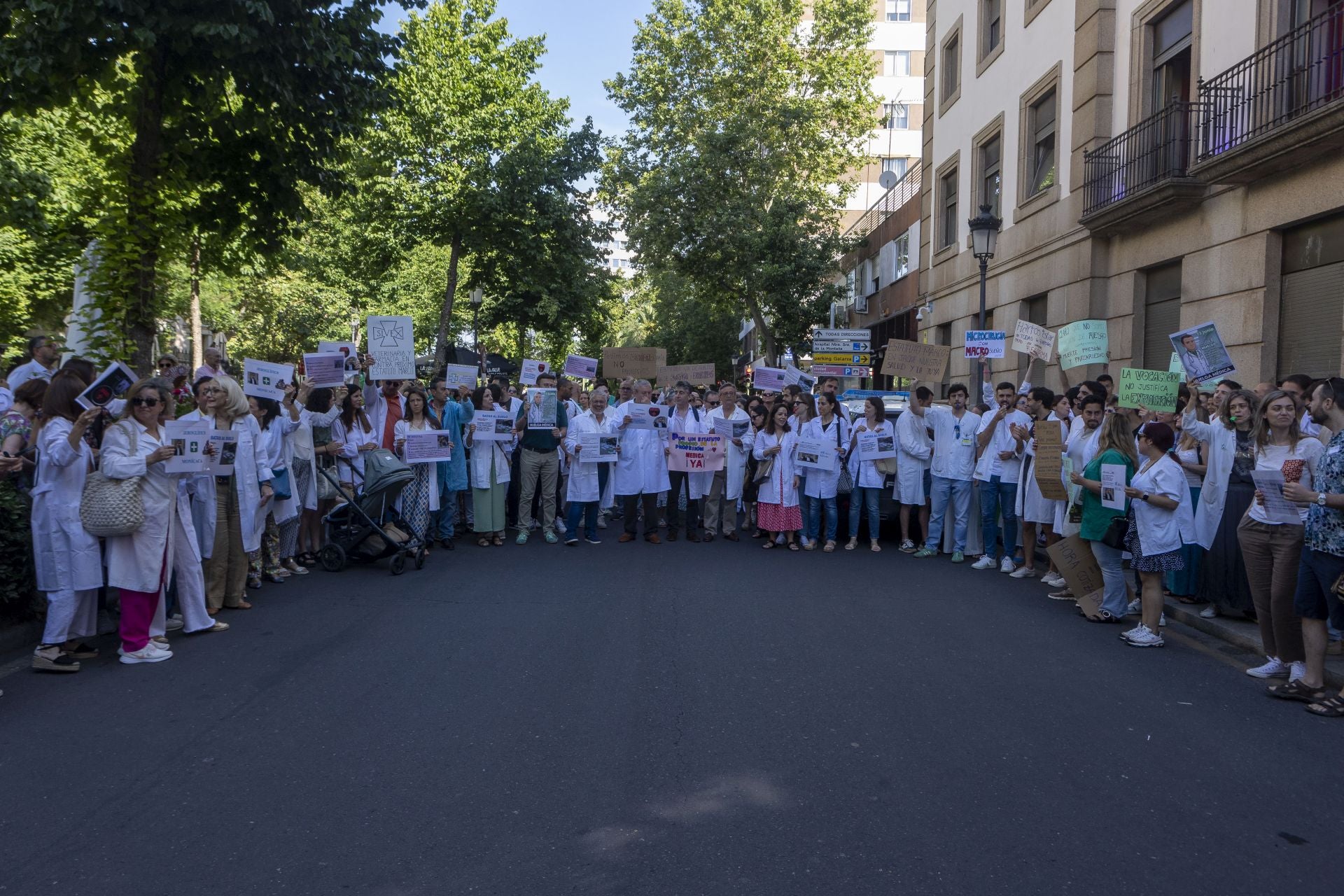 La protesta de los médicos extremeños, en imágenes