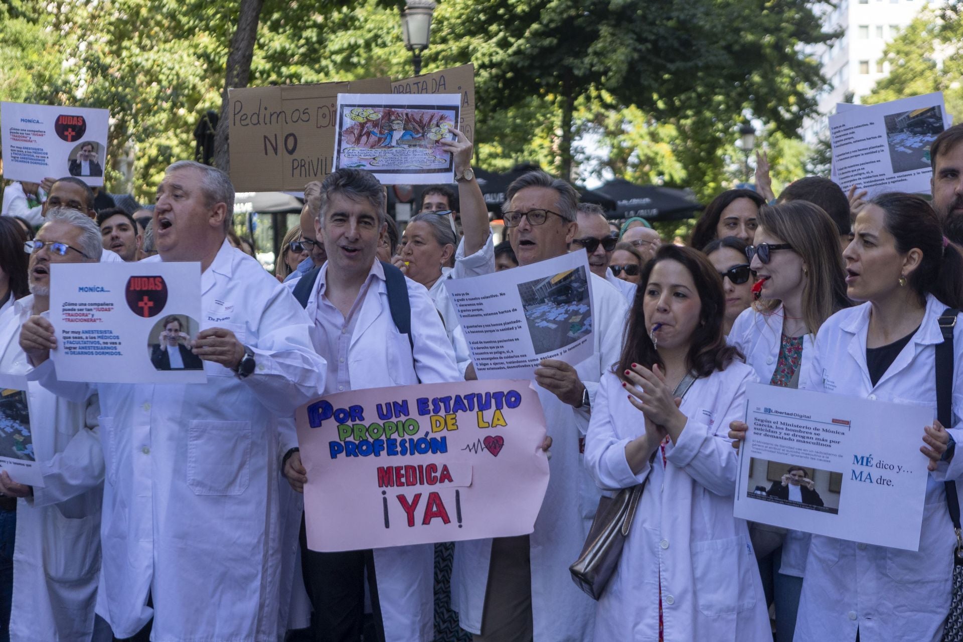 La protesta de los médicos extremeños, en imágenes