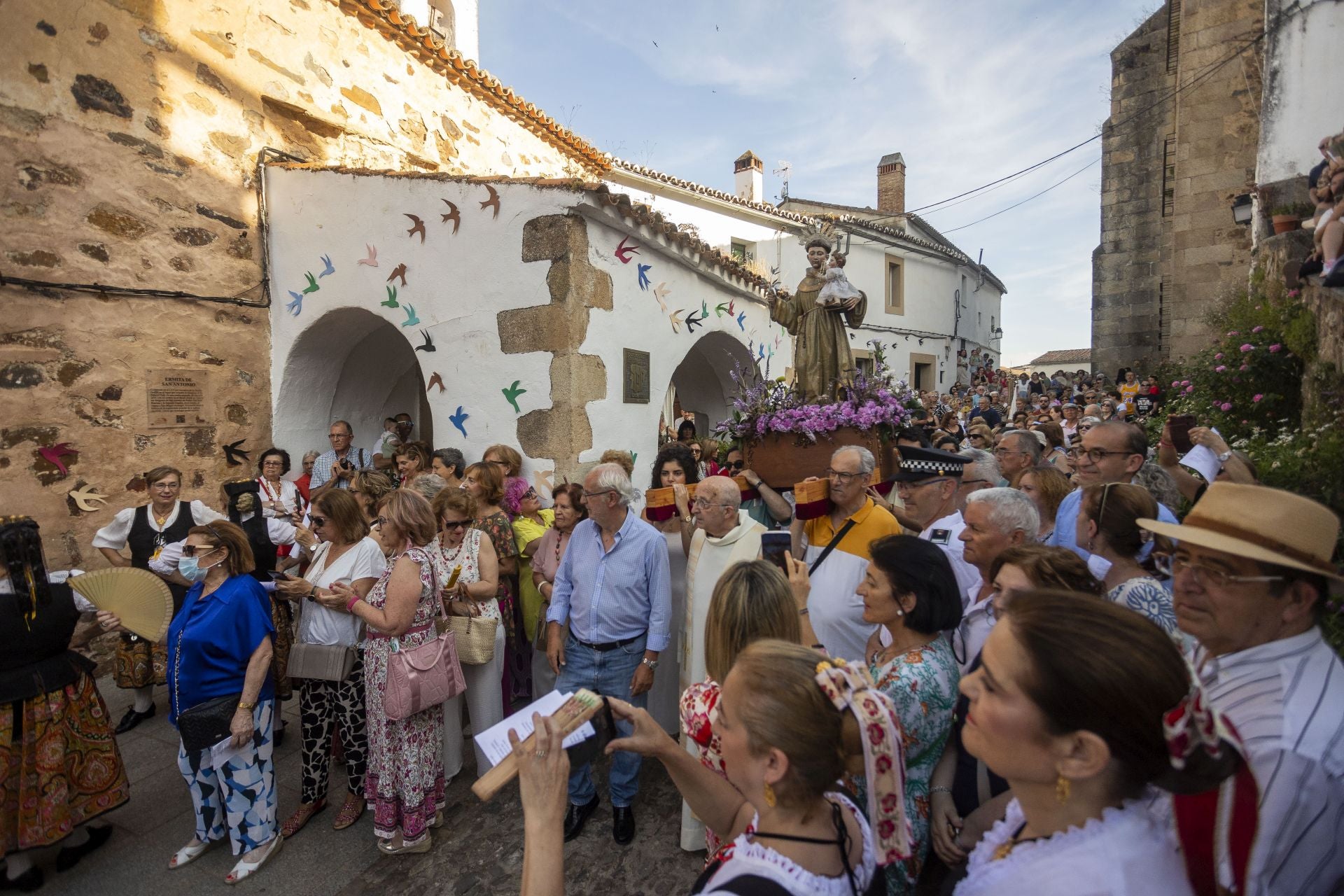 El recorrido es corto, ya que el desfile llega hasta la parroquia de San Mateo, donde se celebra una misa y, a su término, la talla retorno a su ermita homónima, donde permanece el resto del año.