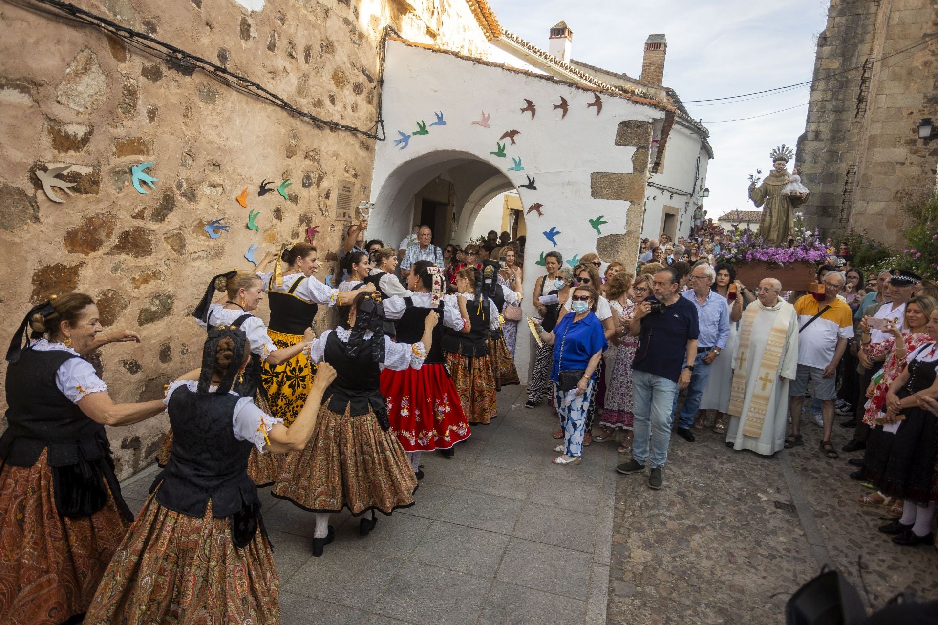 La procesión de San Antonio recorre la judería vieja de Cáceres