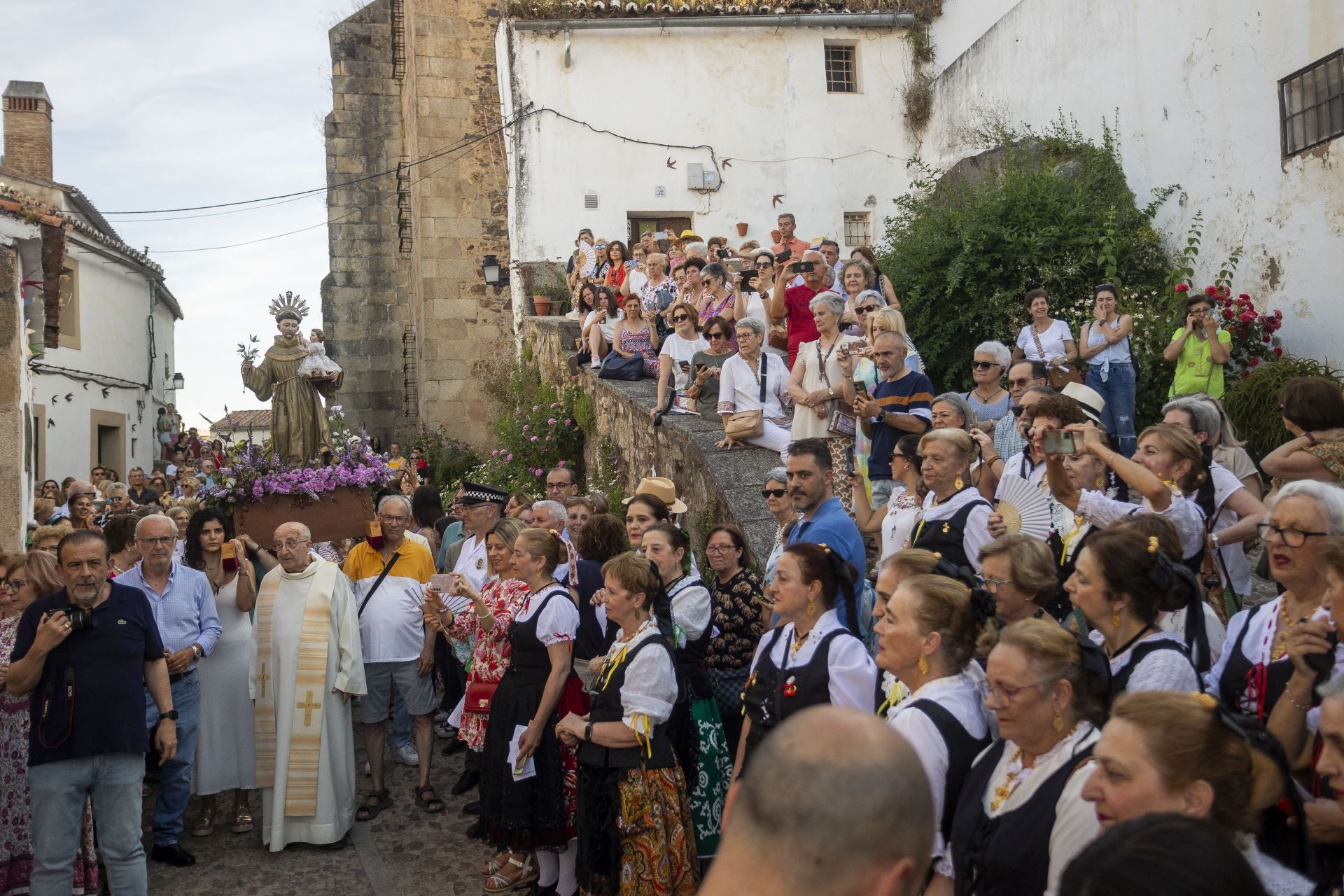 El alcalde, Rafael Mateos, ha asistido a este entrañable desfile que se celebra cada año a las puertas del inicio del verano. Esta procesión ha estado precedida por una novena que arrancó el 5 de junio.