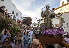 La procesión de San Antonio recorre la judería vieja de Cáceres