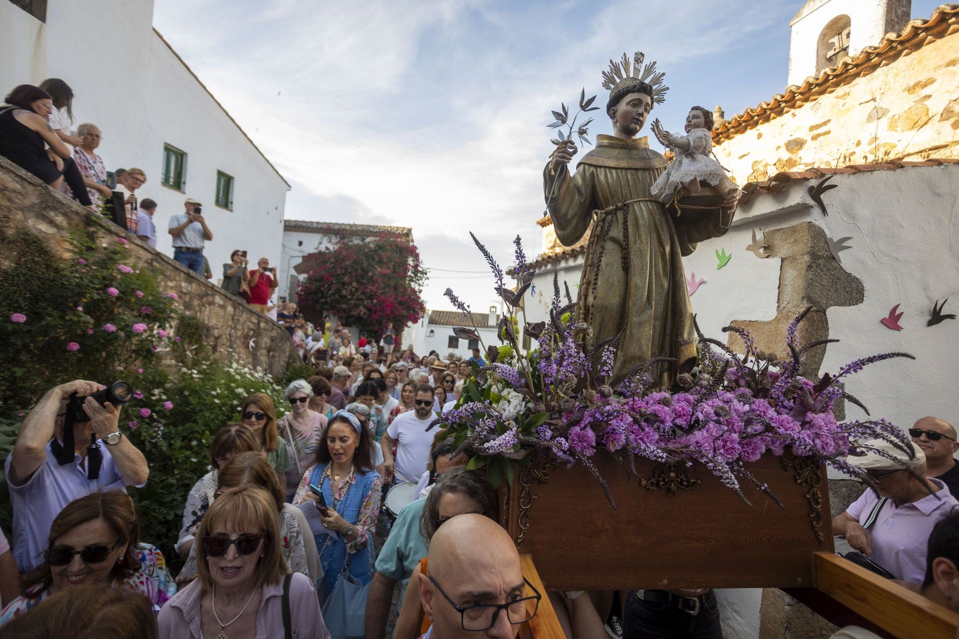 La procesión de San Antonio recorre la judería vieja de Cáceres