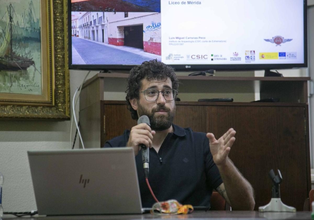 Luis Miguel Carranza explicando las construcciones de tierra en Extremadura.