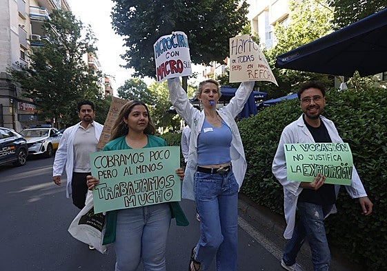 Algunos de los médicos que se han manifestado este viernes en Cáceres.