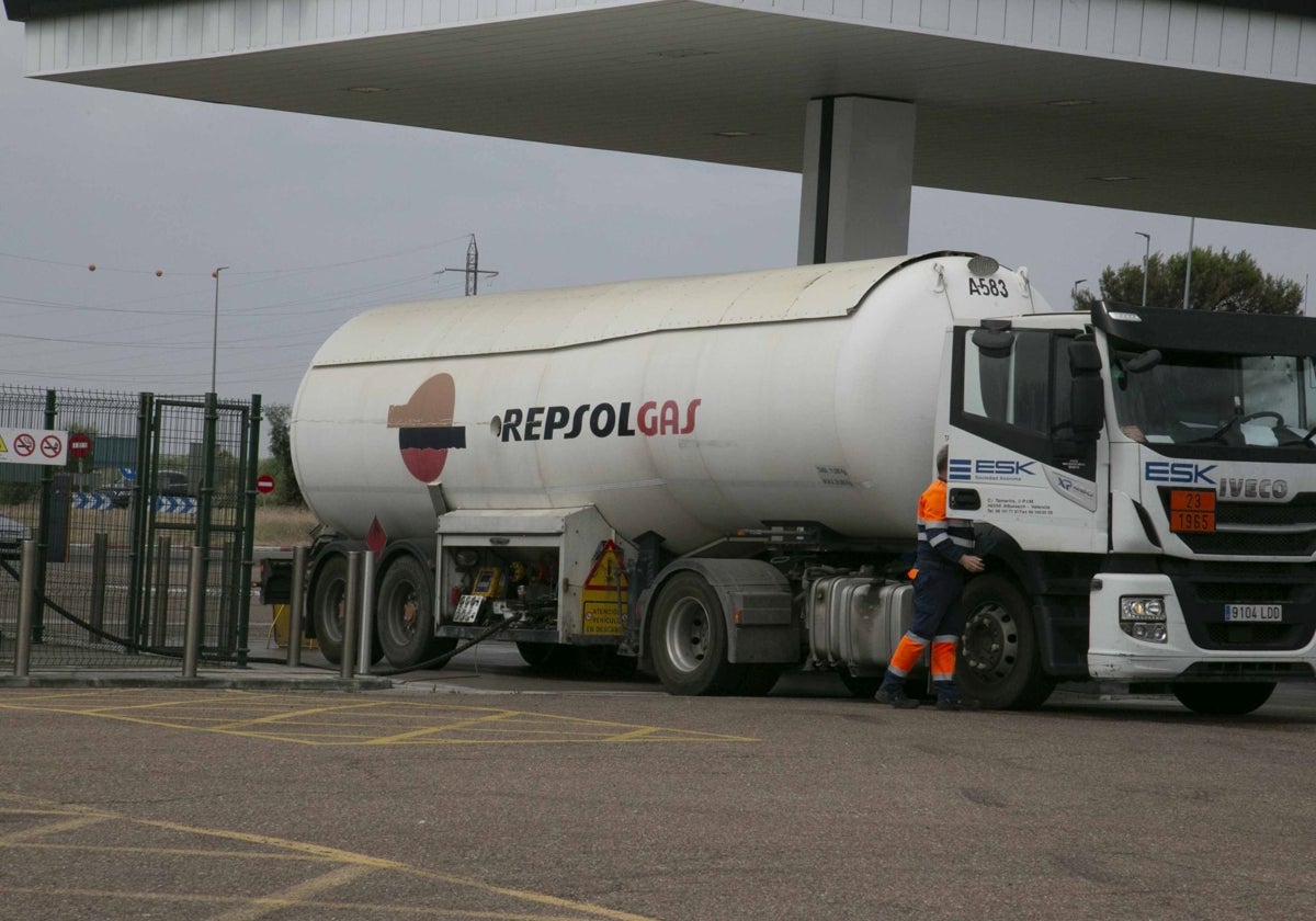 Un camión cisterna descarga en una estación de servicio de la región.