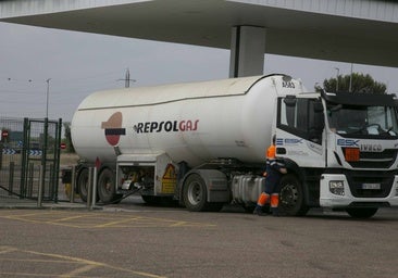 Un camión cisterna descarga en una estación de servicio de la región.