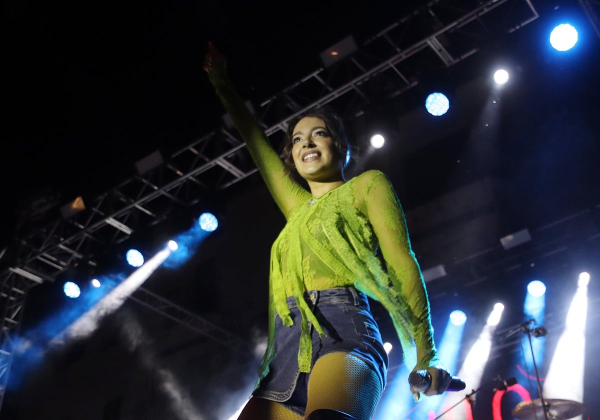 Ana Guerra teje una noche mágica en Plasencia con su vibrante Hilo Rojo Tour
