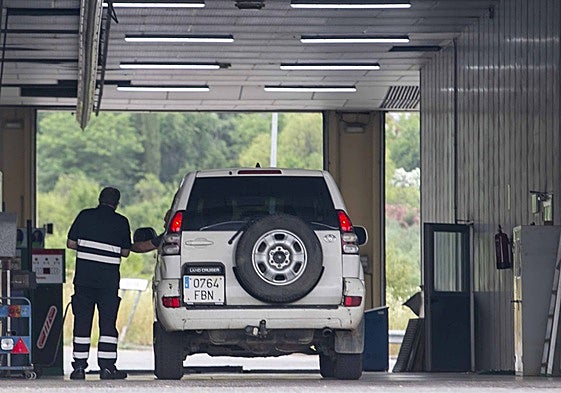 Un coche en una inspección técnica en una estación de la región.