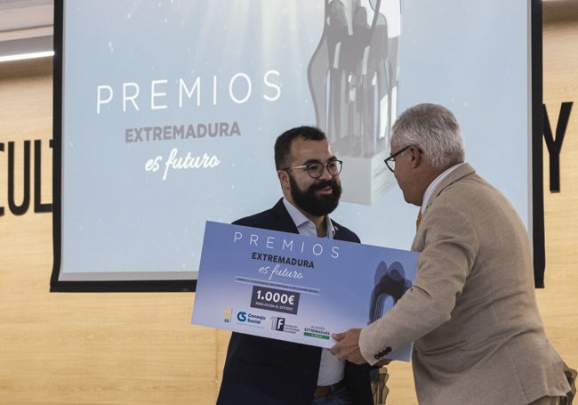 Recibiendo el premio el lunes pasado de manos del rector Pedro Fernández.