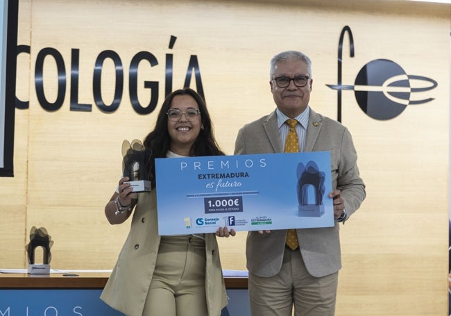 Carolina con el premio y el cheque recibido junto al rector de la UEx.