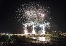 Fuegos artificiales noshe de San Juan en Badajoz.