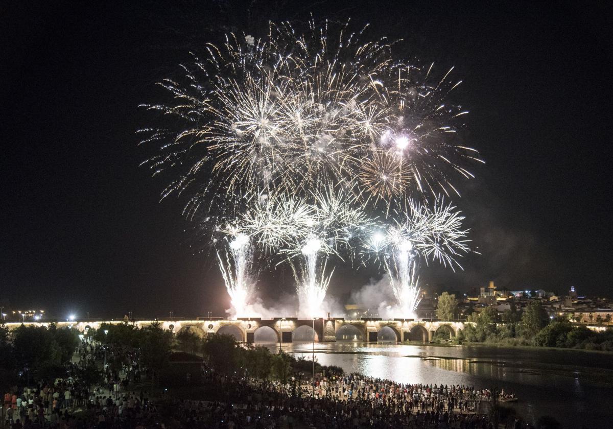 Fuegos artificiales noshe de San Juan en Badajoz.