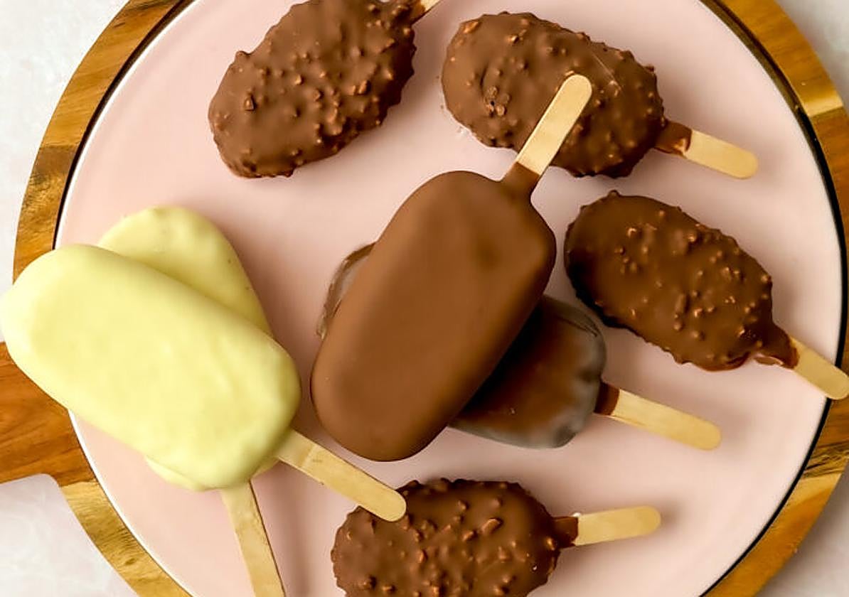 Helados estilo Magnum con distintas coberturas