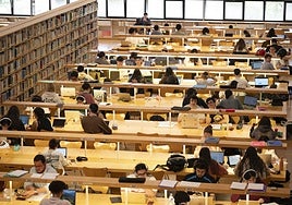 Estudiantes en la biblioteca central del campus universitario de Badajoz.
