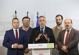 Ángel Pelayo Gordillo, en el centro y rodeado de los diputados de su formación.