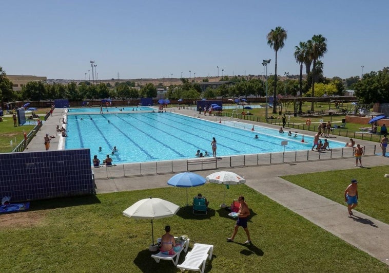 Las piscinas municipales de Badajoz abren con la nueva ola de calor