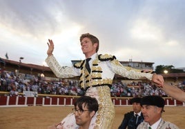 El debutante Borja Jiménez sale a hombros en Plasencia