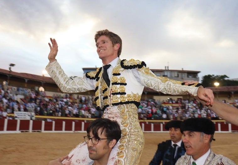 El debutante Borja Jiménez sale a hombros en Plasencia