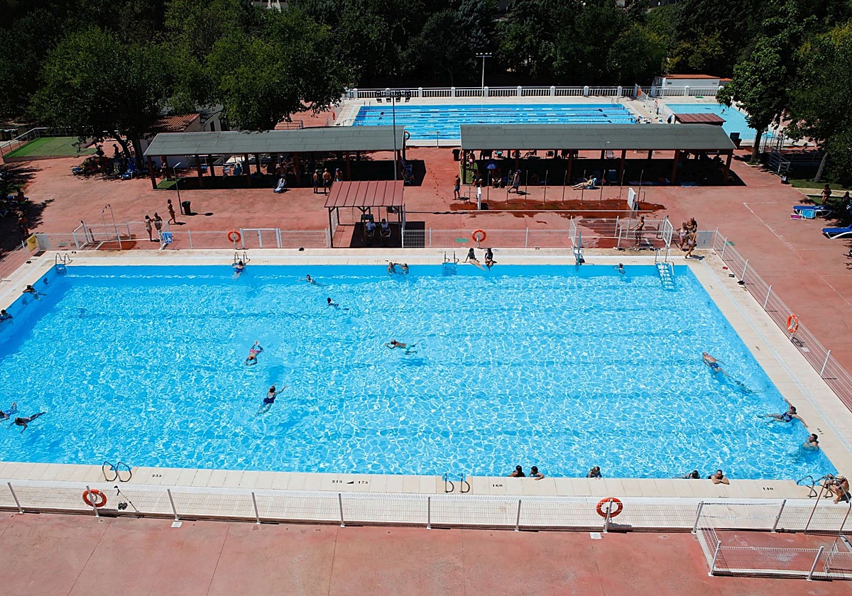 Imagen de archivo de las piscinas de verano de la Ciudad Deportiva de Cáceres.