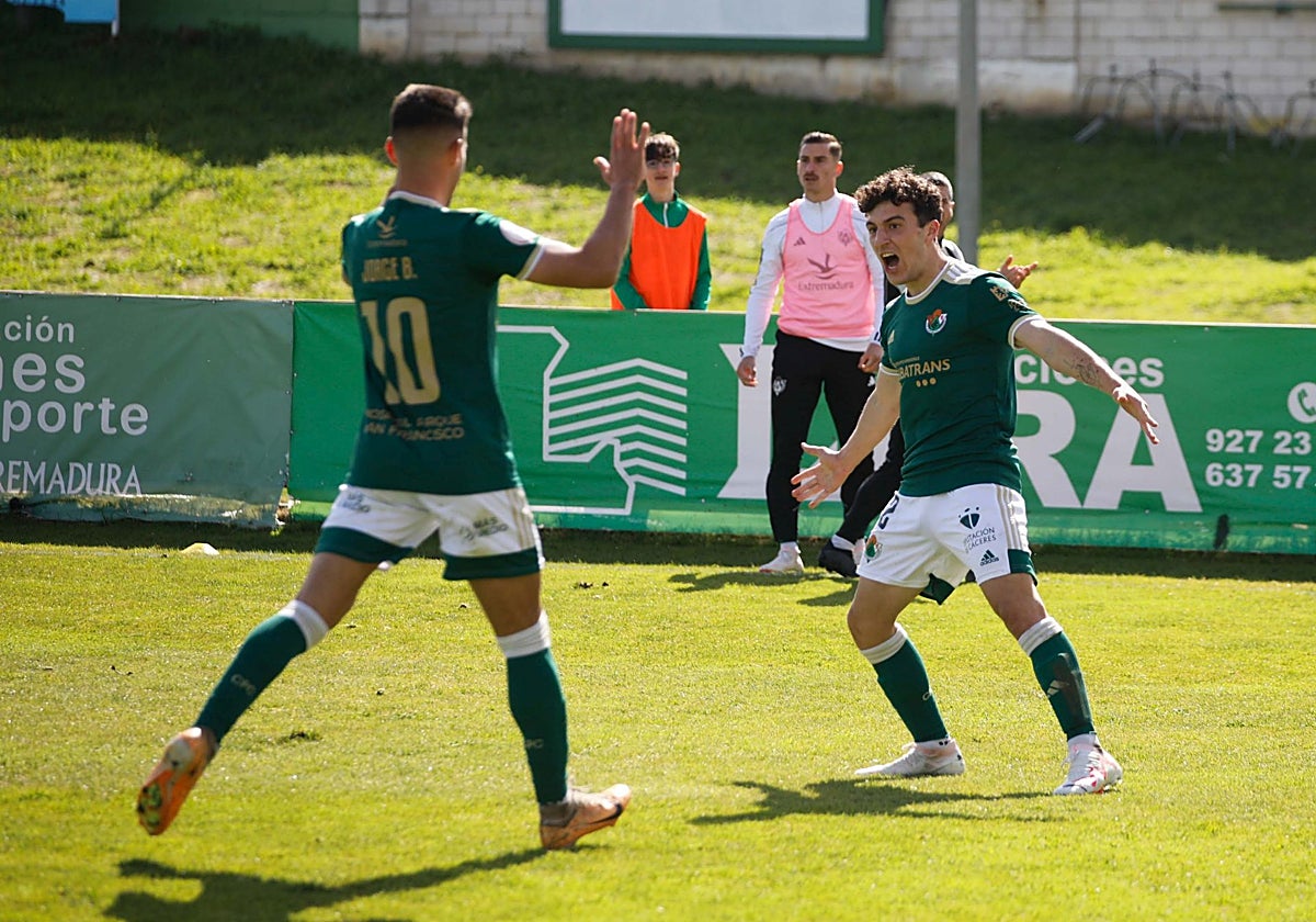 Emi Hernández (derecha) celebra un tanto con el Cacereño.