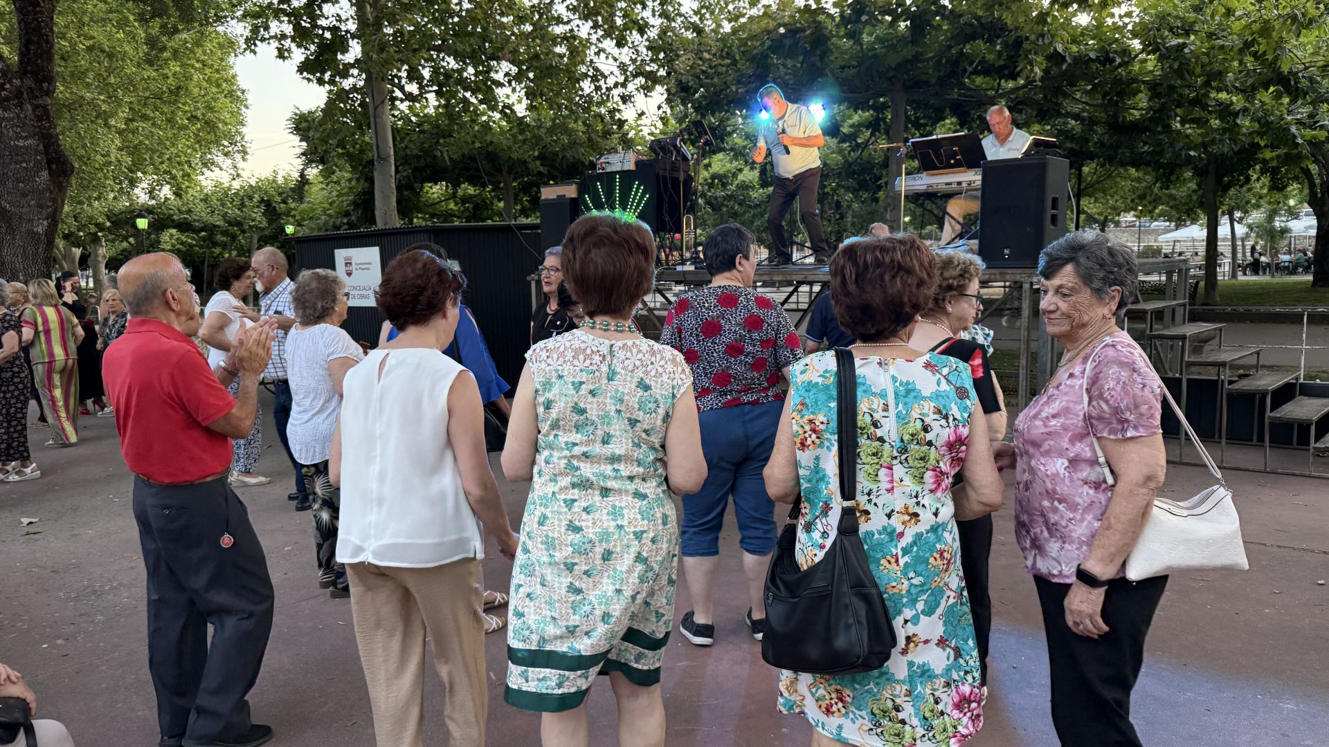 Fotos | Los mayores disfrutan en la verbena de la feria