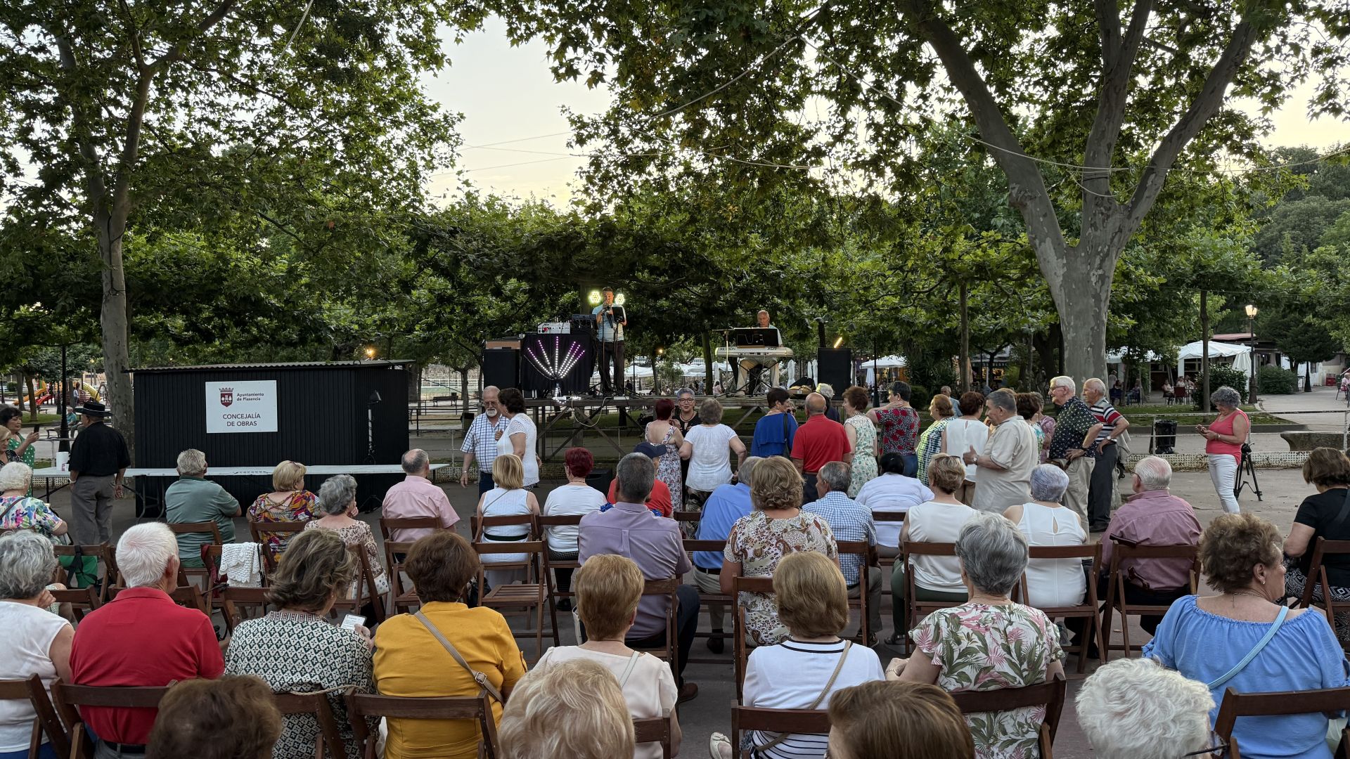 Fotos | Los mayores disfrutan en la verbena de la feria