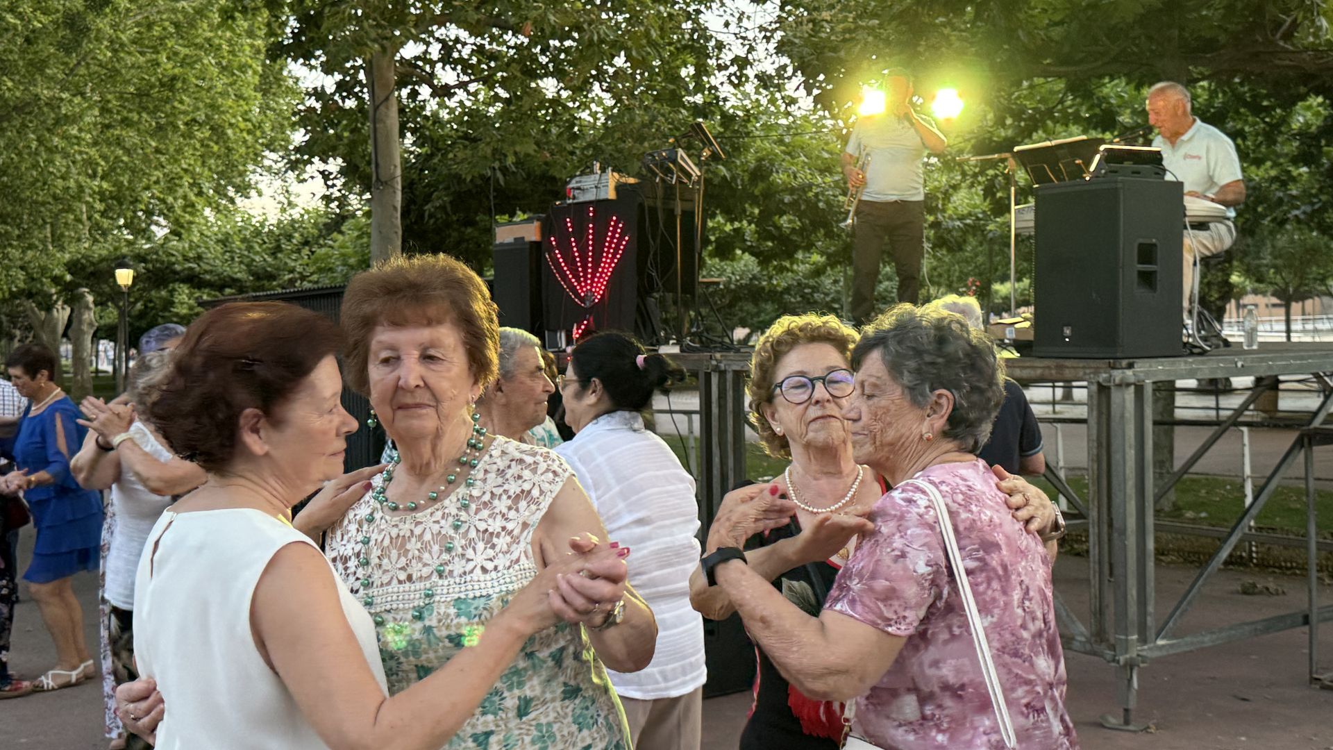 Los mayores disfrutan en la verbena.