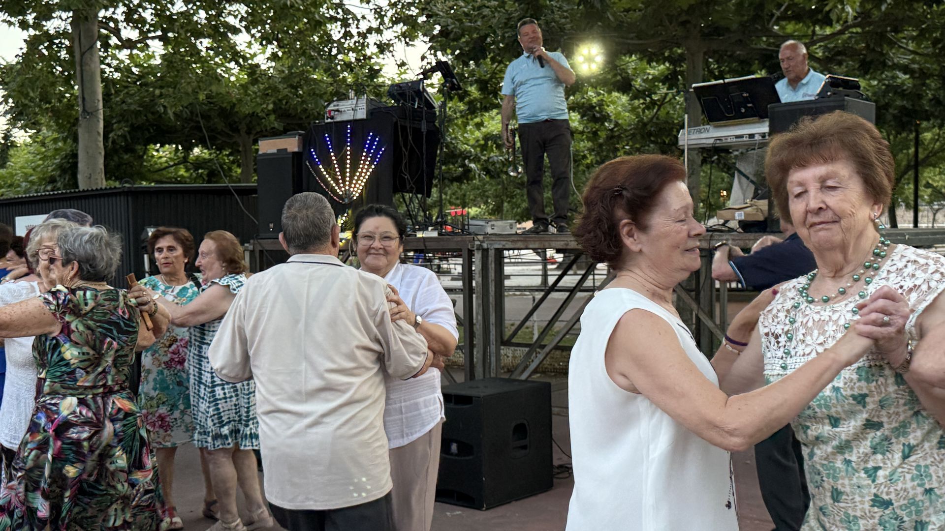 Fotos | Los mayores disfrutan en la verbena de la feria