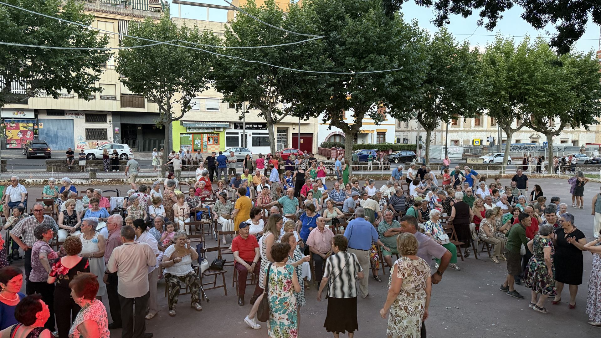 Fotos | Los mayores disfrutan en la verbena de la feria