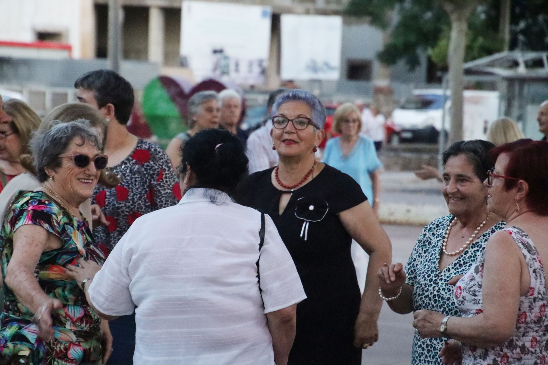 Fotos | Los mayores disfrutan en la verbena de la feria