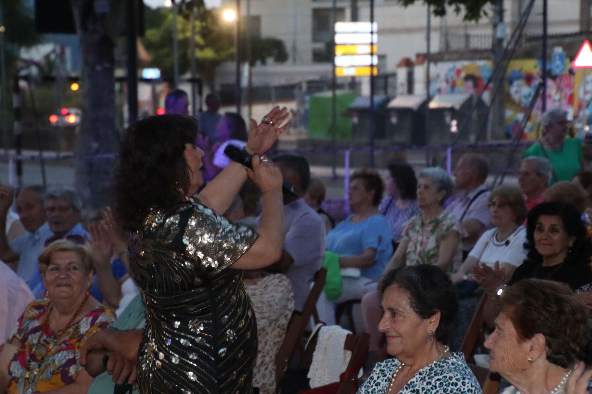 Fotos | Los mayores disfrutan en la verbena de la feria