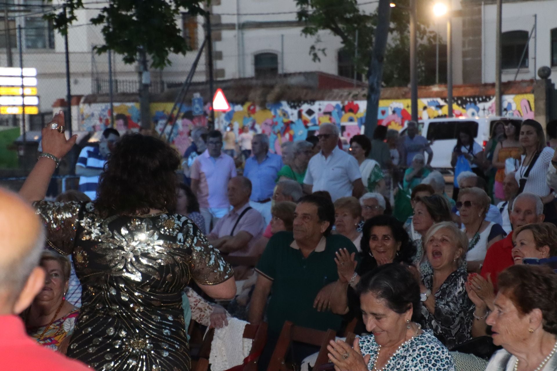 Fotos | Los mayores disfrutan en la verbena de la feria