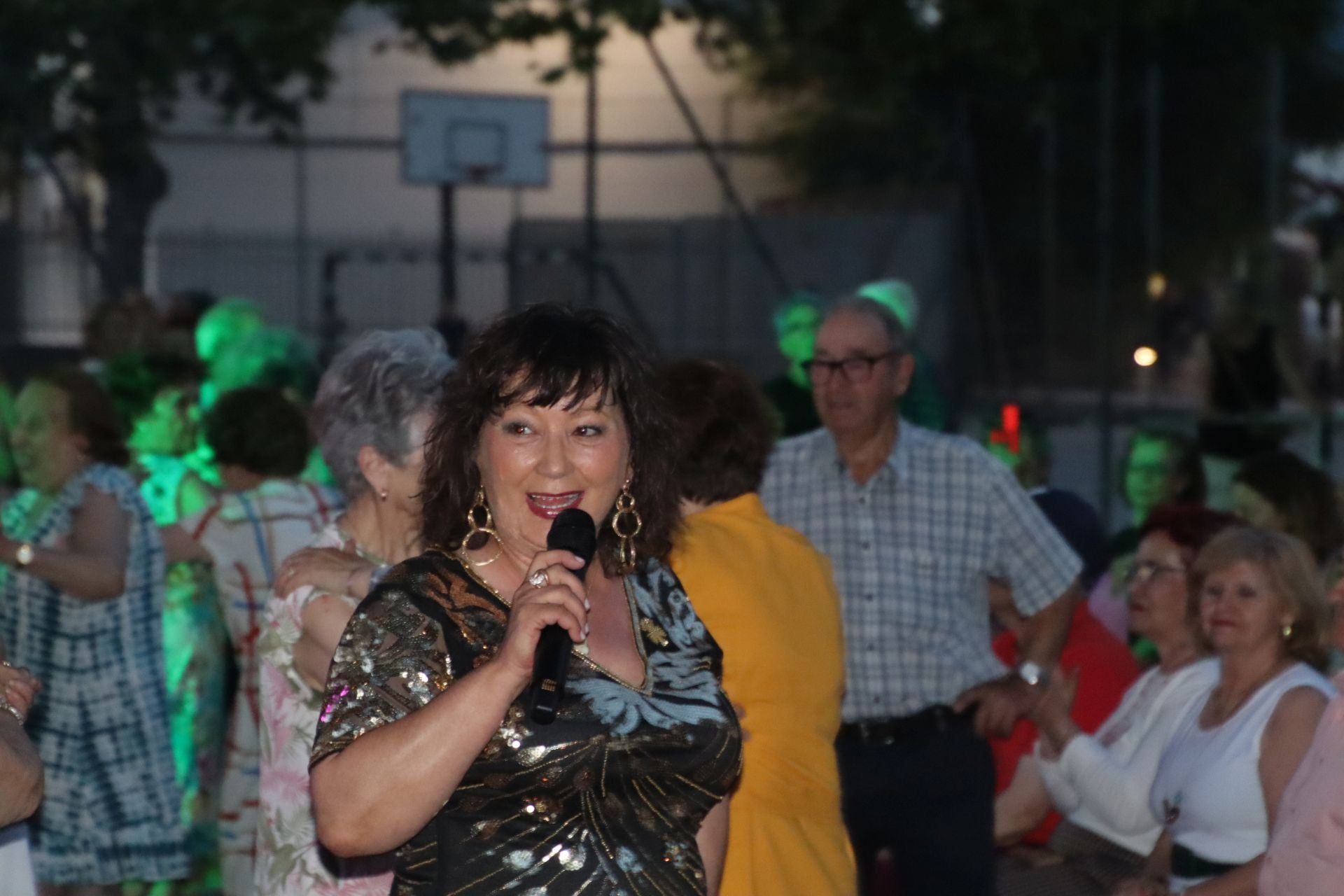Fotos | Los mayores disfrutan en la verbena de la feria
