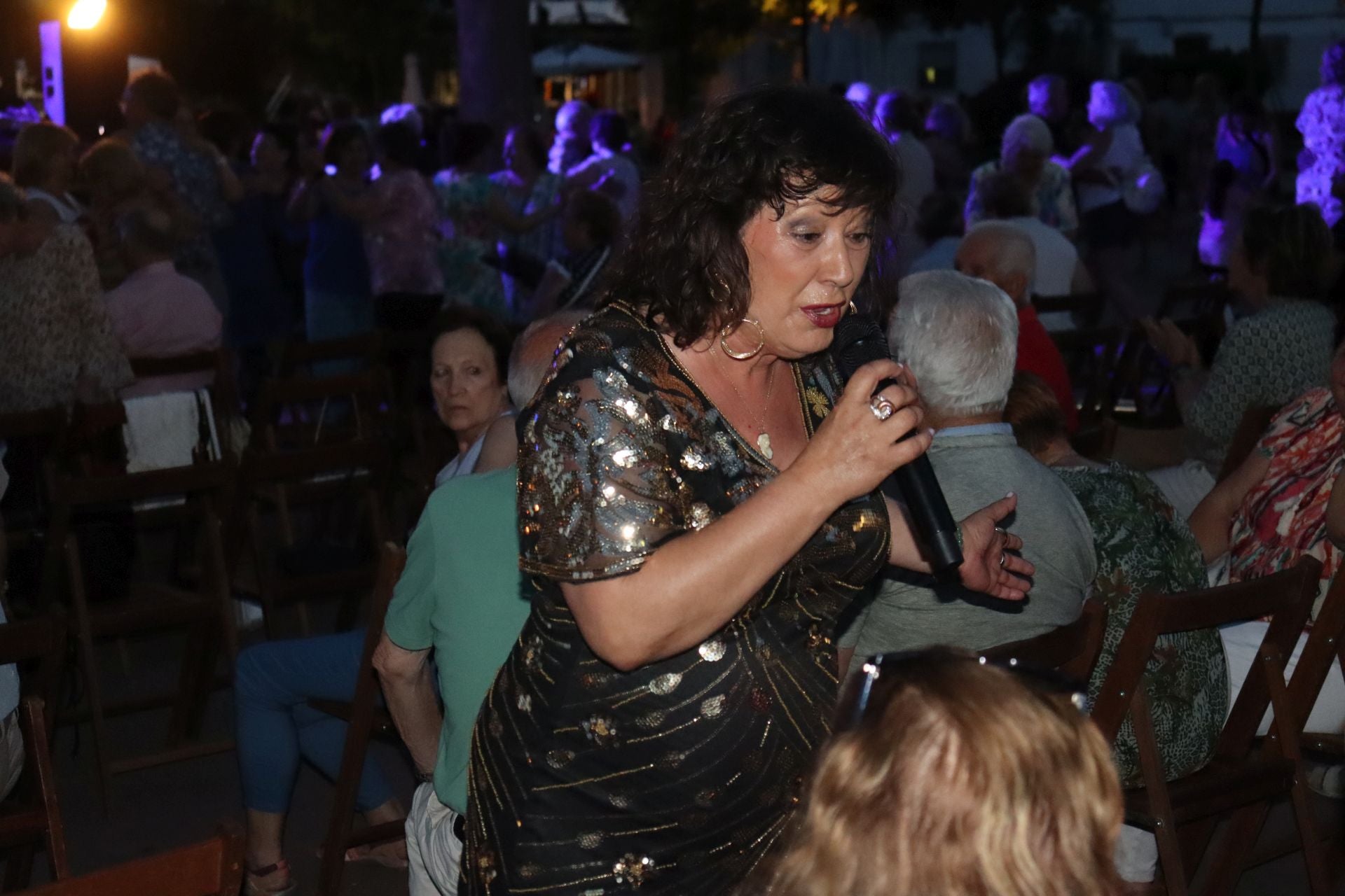 Fotos | Los mayores disfrutan en la verbena de la feria