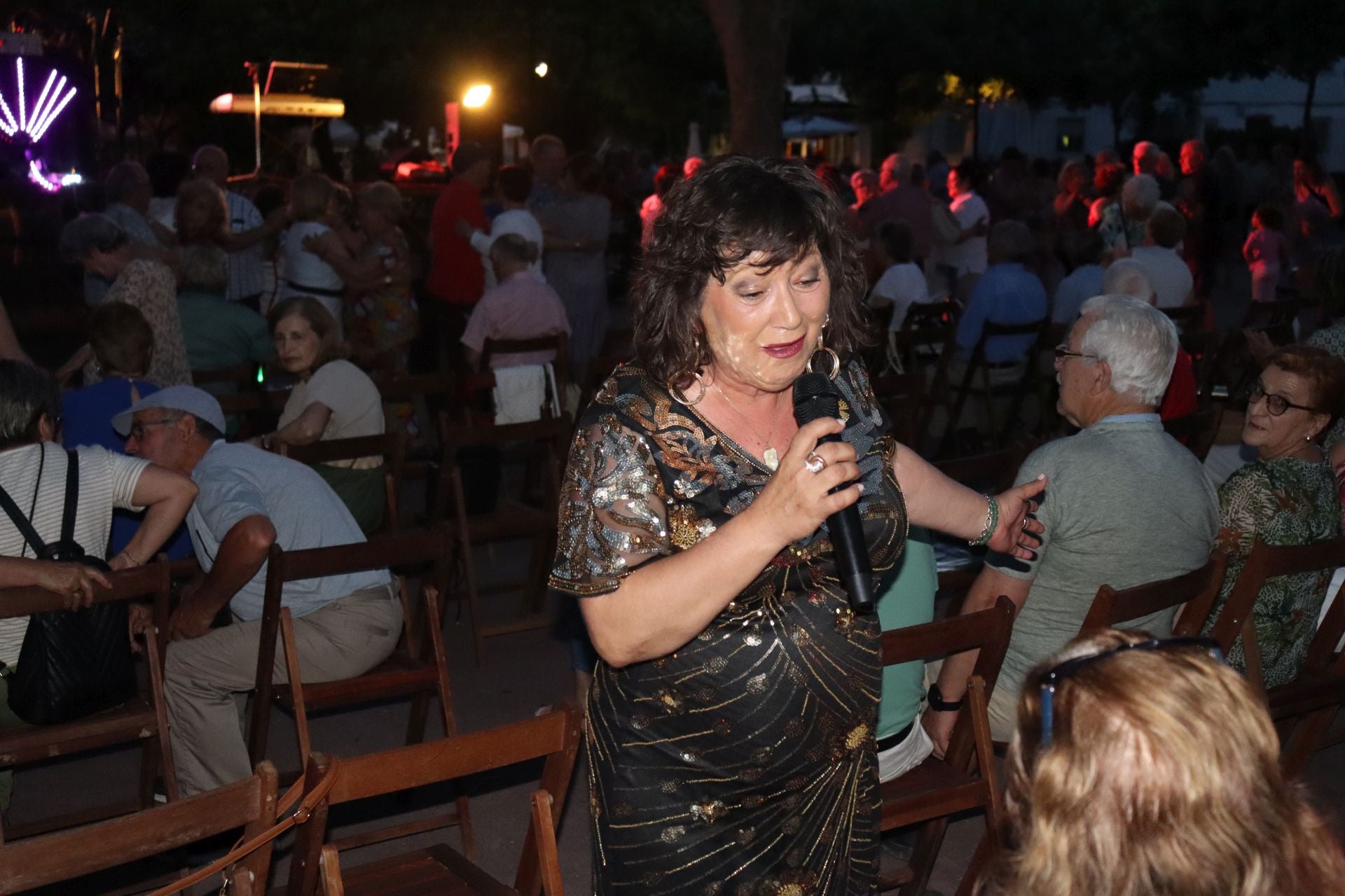 Fotos | Los mayores disfrutan en la verbena de la feria