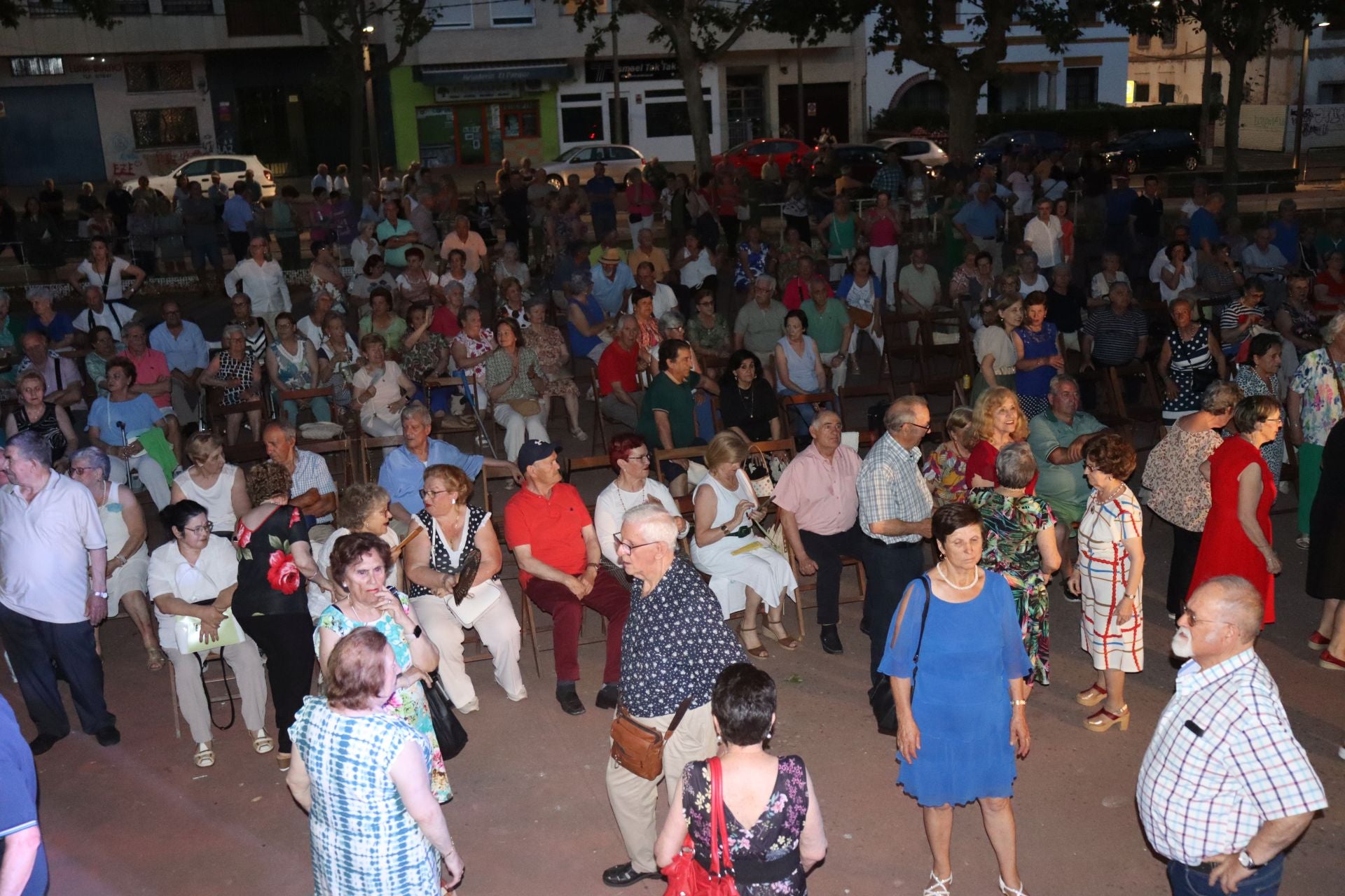 Fotos | Los mayores disfrutan en la verbena de la feria