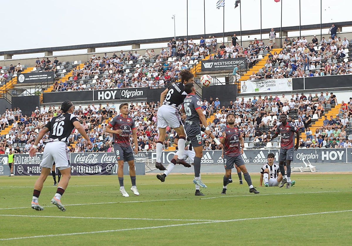 Acción del duelo del playoff entre el Badajoz y el Llerenense.