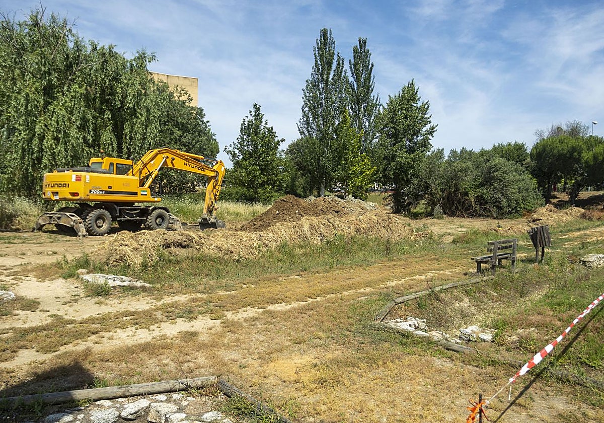 Una máquina durante el inicio de las obras del nuevo saneamiento de Cáceres esta semana en la zona del campus universitario.